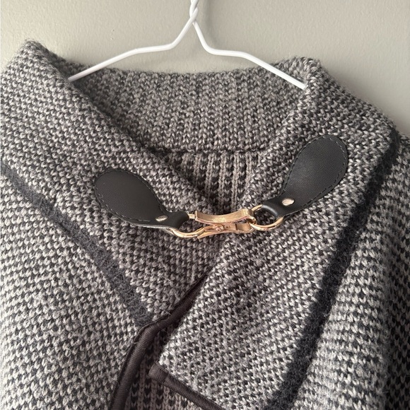 Women Sweater Knit Cape with Gold Buckle Fashion Jacket Shawl Poncho size M - Picture 3 of 7